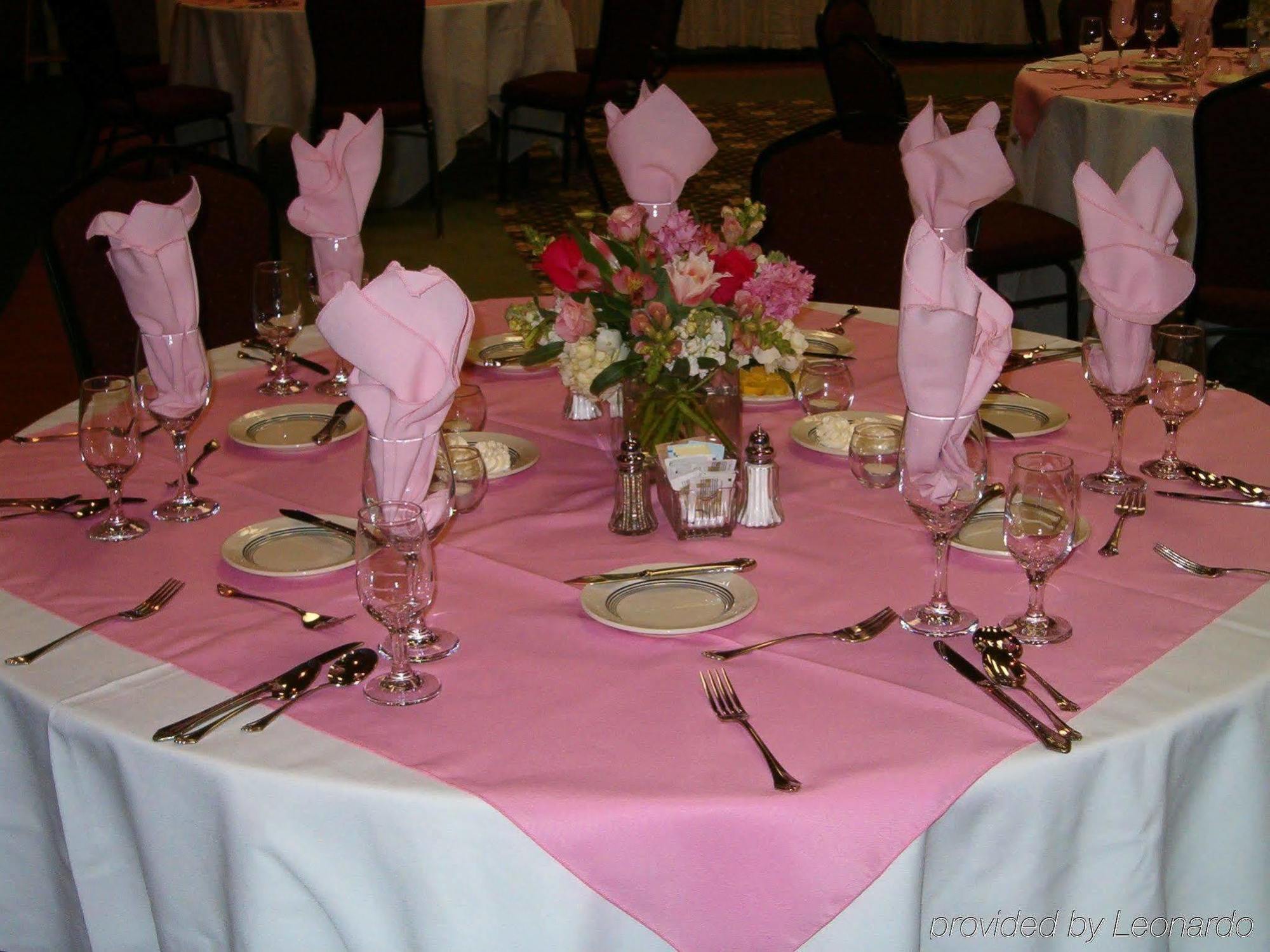 Hotel Crowne Plaza Pensacola Grand Restaurant photo